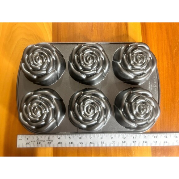 Nordic Ware Rose Bud Pan. 6 Cup Capacity. - Picture 4 of 6